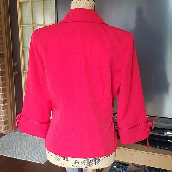 Red jacket - Picture 5 of 8